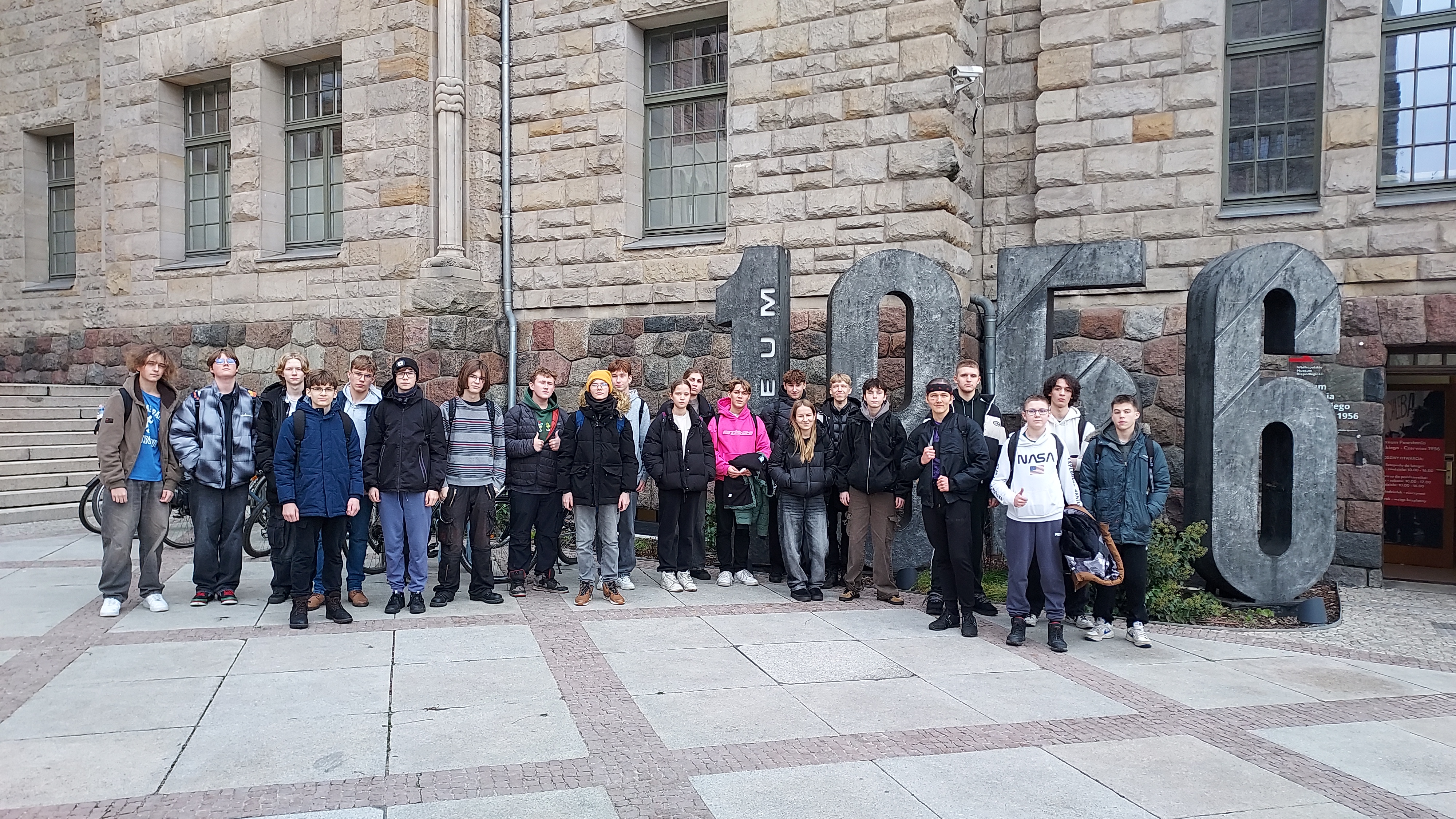 Uczniowie przed muzeum
